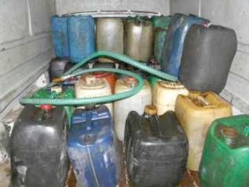 Contrabandă cu motorină pe Dunăre: trei bărbaţi, cercetaţi de poliţişti